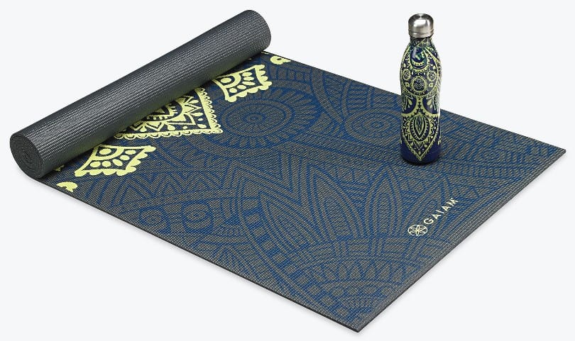 Un tapis de yoga de marque et une bouteille d'eau assortie.