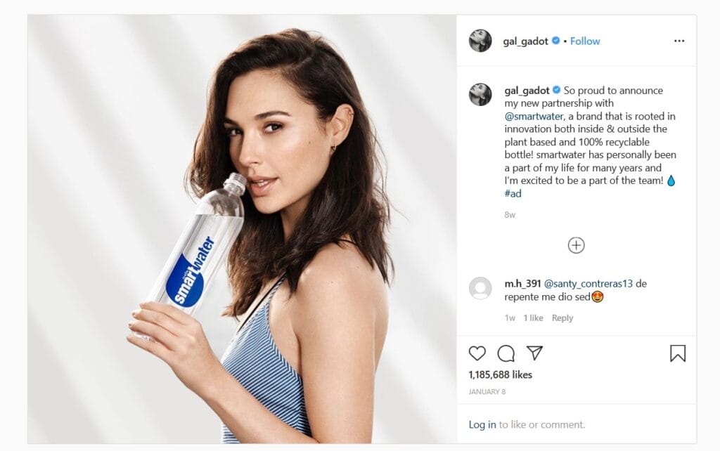 Gal Gadot desvelando su colaboración remunerada con Smartwater en un post de Instagram.