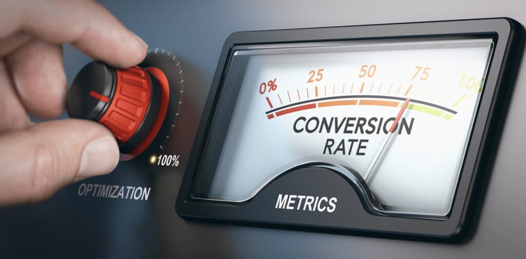 Main tournant le bouton d'optimisation jusqu'à 100 % et cadran indiquant les mesures du taux de conversion. Concept CRO. Image composite entre une photographie de main et un arrière-plan en 3D.