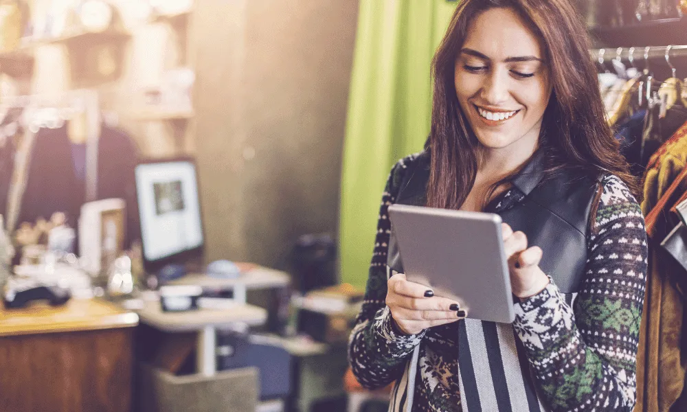 pequenas empresas- | Easy Affiliate Proprietário de uma pequena empresa em um tablet gráfico