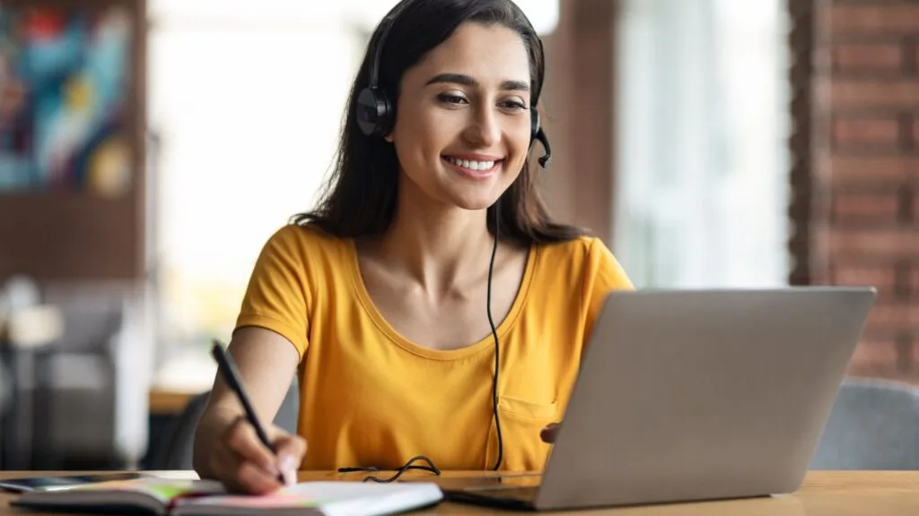 Aluno fazendo um curso on-line | Easy Affiliate aluno feliz fazendo um curso on-line