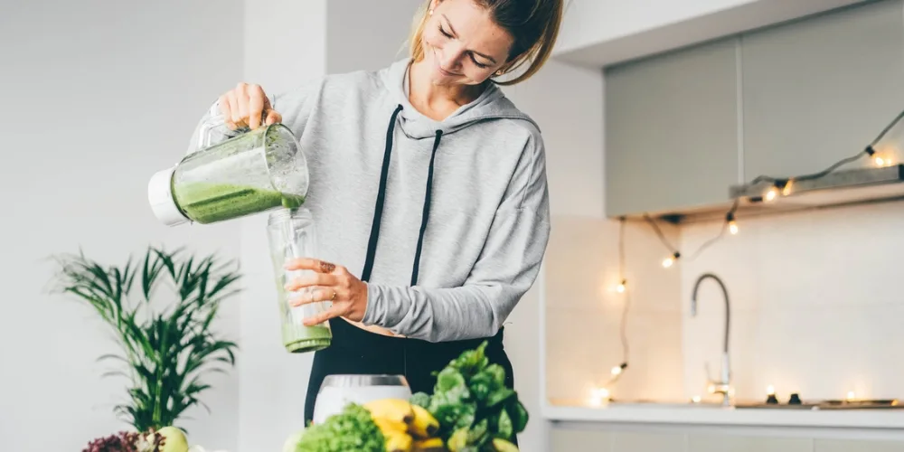 smoothie da nutricionista | Easy Affiliate Nutricionista preparando um smoothie de frutas